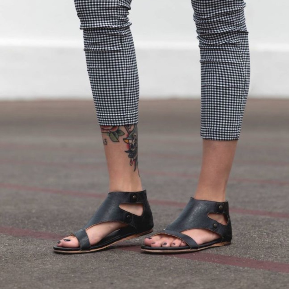 New bed Stu black Leather Gladiator Sandals Sz 7